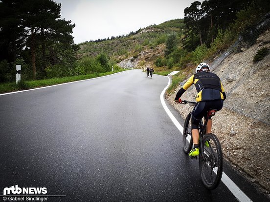 Am finalen Berg des Tages lief der Motor bei uns richtig rund: Meter um Meter konnten wir auf die vor uns liegenden Teams gut machen und unser Vortagesergebnis steigern Am finalen Berg des Tages lief der Motor bei uns richtig rund: Meter um Meter konnten wir auf die vor uns liegenden Teams gut machen und unser Vortagesergebnis steigern
