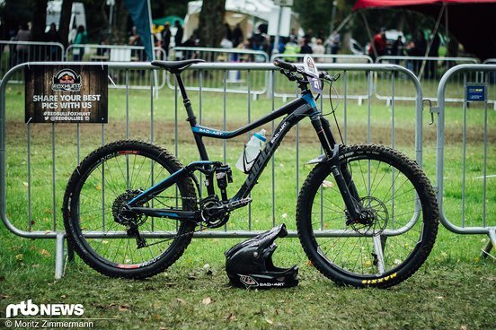 … während Gregor seinem treuen Giant Trance mit 27,5"-Bereifung die Welt zeigte … während Gregor seinem treuen Giant Trance mit 27,5"-Bereifung die Welt zeigte