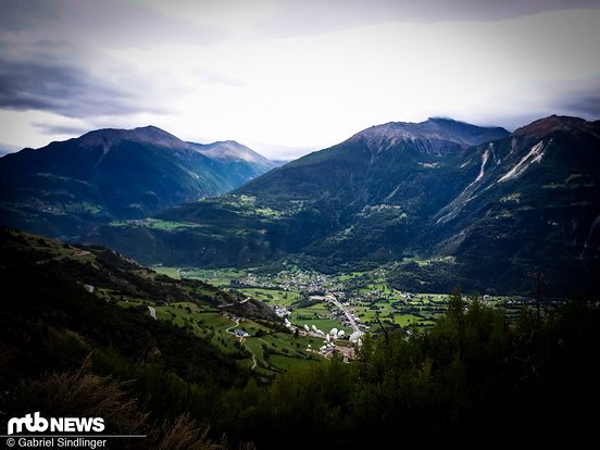 Grandiose Aussicht Nummer 2: Der lange Aufstieg zurük nach Leukerbad durch ein abgebranntes Waldstück lieferte tolle Ausblicke ins Rhône-Tal Grandiose Aussicht Nummer 2: Der lange Aufstieg zurük nach Leukerbad durch ein abgebranntes Waldstück lieferte tolle Ausblicke ins Rhône-Tal