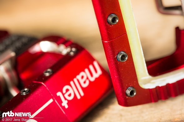 Die Pedale bestehen aus zwei Hälften, die in der Mitte verschraubt sind, und lassen sich zur Wartung komplett zerlegen. Die 16 Pins pro Pedal lassen sich zudem in der Höhe verstellen. Die Pedale bestehen aus zwei Hälften, die in der Mitte verschraubt sind, und lassen sich zur Wartung komplett zerlegen. Die 16 Pins pro Pedal lassen sich zudem in der Höhe verstellen.