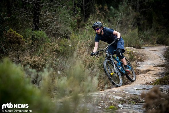 Per Knopfdruck (und Komprimierung des Hinterbaus) verwandelt es sich jedoch zurück in ein abfahrtsorientiertes Enduro-Bike, das äußerst ausgewogen auf dem Trail liegt. Per Knopfdruck (und Komprimierung des Hinterbaus) verwandelt es sich jedoch zurück in ein abfahrtsorientiertes Enduro-Bike, das äußerst ausgewogen auf dem Trail liegt.