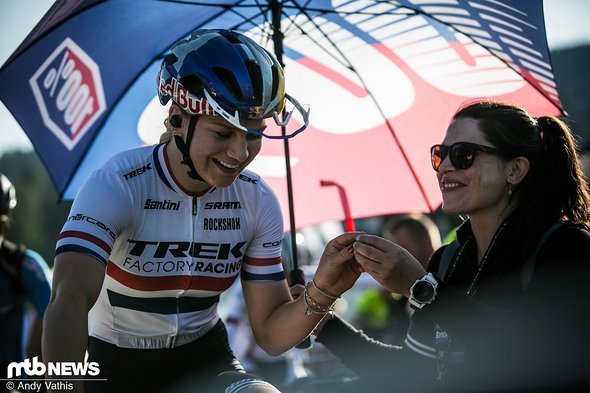 Evie Richards gut gelaunt vor dem Start Evie Richards gut gelaunt vor dem Start