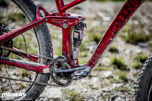 Die Viergelenker mit Carbon-Wippe bietet 160 mm Federweg Die Viergelenker mit Carbon-Wippe bietet 160 mm Federweg