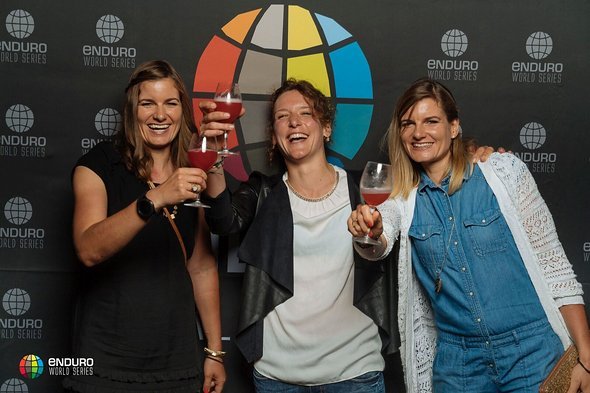 5 Jahre kämpfen wir uns nun schon zusammen mit Ines durch die Hochs & Tiefs des EWS-Rennen! Prost Ines, du bist unsere Heldin des Weekends! 5 Jahre kämpfen wir uns nun schon zusammen mit Ines durch die Hochs & Tiefs des EWS-Rennen! Prost Ines, du bist unsere Heldin des Weekends!