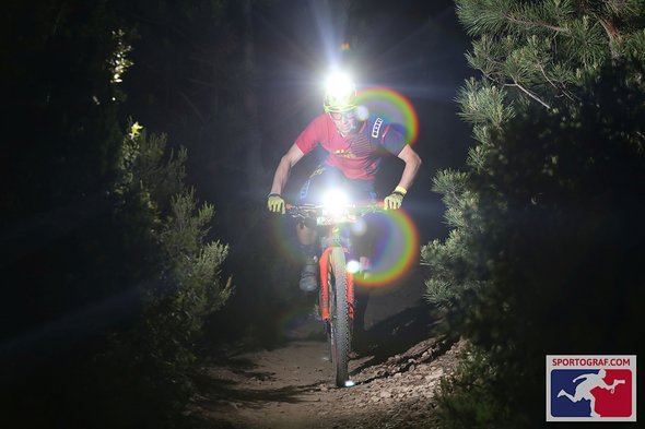 Für ein Cross Country-Bike mit Rennambitionen ist das Scott Spark RC erfreulich einfach zu fahren Für ein Cross Country-Bike mit Rennambitionen ist das Scott Spark RC erfreulich einfach zu fahren