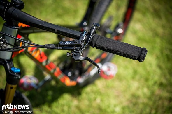 An immer mehr XC-Bikes sieht man Vario-Sattelstützen und Intense hat dem Sniper XC gleich 125 mm Verstellweg spendiert An immer mehr XC-Bikes sieht man Vario-Sattelstützen und Intense hat dem Sniper XC gleich 125 mm Verstellweg spendiert