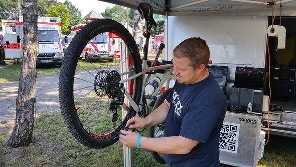 ...und wer darf es reparieren? Adam und Reinhard von Connex waren die meist gefragten Mechaniker auf der Expo. ...und wer darf es reparieren? Adam und Reinhard von Connex waren die meist gefragten Mechaniker auf der Expo.