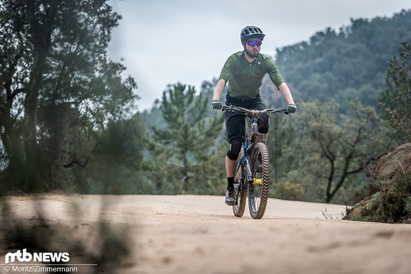 Im XC-Modus hat man gar keine Probleme damit, mit dem Canyon Strive CF 9.0 Team auch größere Touren oder Transfers zurückzulegen Im XC-Modus hat man gar keine Probleme damit, mit dem Canyon Strive CF 9.0 Team auch größere Touren oder Transfers zurückzulegen