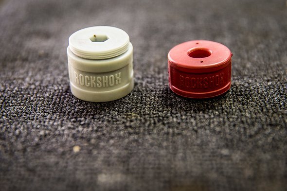 Neu: graue Token für die Solo Air (links) und rote Token für die Dual Position Air (rechts) Neu: graue Token für die Solo Air (links) und rote Token für die Dual Position Air (rechts)