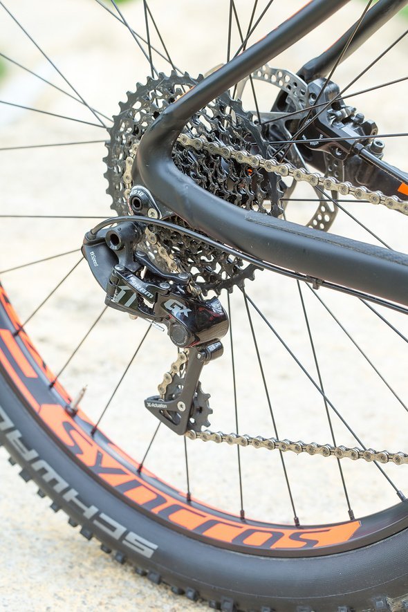 11-fach Antrieb von SRAM beim Topmodell, das günstigere Scale 720 Plus kommt mit 2x10-fach von Shimano 11-fach Antrieb von SRAM beim Topmodell, das günstigere Scale 720 Plus kommt mit 2x10-fach von Shimano