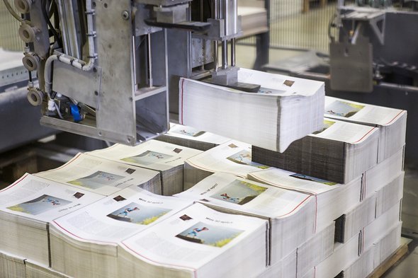 Druckbogen I wird für die Weiterverarbeitung vorbereitet und uns grinst Jan Zanders Hintern in mehrfacher Ausführung von seiner Kolumne entgegen. Druckbogen I wird für die Weiterverarbeitung vorbereitet und uns grinst Jan Zanders Hintern in mehrfacher Ausführung von seiner Kolumne entgegen.
