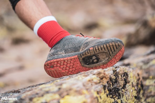 Die Position der Platte im Schuh ist variabel Die Position der Platte im Schuh ist variabel