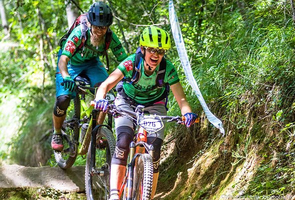 Neben den gewaltigen Anstiegen brachten die abwechslungsreichen Trails die Teilnehmer zum Grinsen. Neben den gewaltigen Anstiegen brachten die abwechslungsreichen Trails die Teilnehmer zum Grinsen.