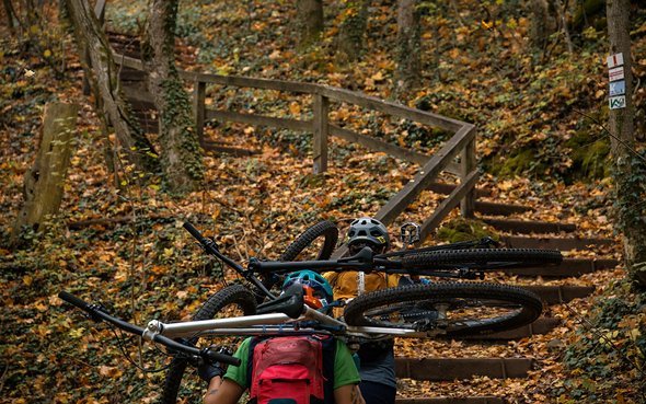 Manchmal fühlt es sich beinahe schon alpin an – vor allem dann, wenn man das Bike Schultern muss um zum nächsten Trail zu gelangen. So viel sei verraten, das Tragen hat sich gelohnt. Manchmal fühlt es sich beinahe schon alpin an – vor allem dann, wenn man das Bike Schultern muss um zum nächsten Trail zu gelangen. So viel sei verraten, das Tragen hat sich gelohnt.