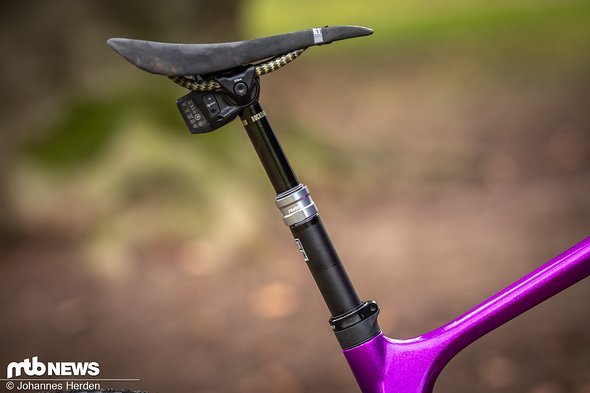 Passend zur Schaltung gibt es auch eine RockShox Reverb AXS-Variostütze dazu Passend zur Schaltung gibt es auch eine RockShox Reverb AXS-Variostütze dazu