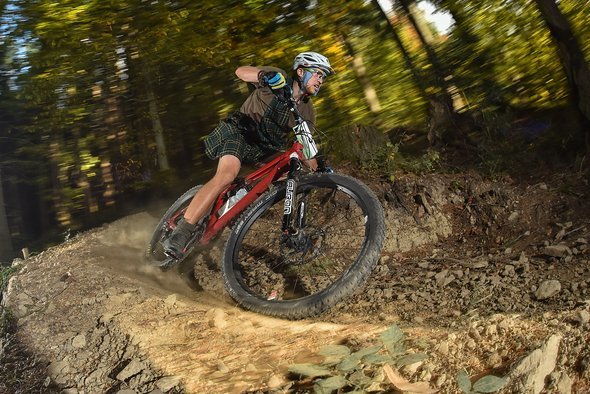 „Dass die Schotten was drauf haben, ist bekannt, was sie drunter haben, nicht“ Ein mtb-news User stellte diese Frage in den Raum – beantworten kann sie nur King of Borderline Jakob Breitwieser. „Dass die Schotten was drauf haben, ist bekannt, was sie drunter haben, nicht“ Ein mtb-news User stellte diese Frage in den Raum – beantworten kann sie nur King of Borderline Jakob Breitwieser.