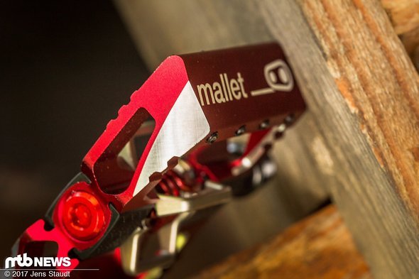 Die stärker abgerundeten Kanten der Mallet DH-Pedale führen laut Crankbrothers dazu, dass sie leichter an Hindernissen wie Wurzeln oder Steinen abgleiten. Die stärker abgerundeten Kanten der Mallet DH-Pedale führen laut Crankbrothers dazu, dass sie leichter an Hindernissen wie Wurzeln oder Steinen abgleiten.