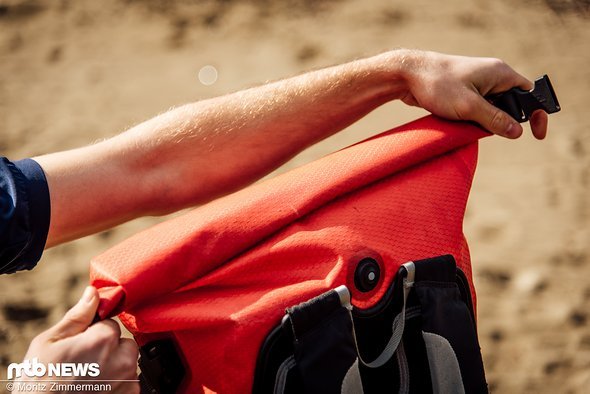 Am schnellsten wird der Ortlieb MountainX 31 über den gerollten Verschluss an der Oberseite geöffnet ... Am schnellsten wird der Ortlieb MountainX 31 über den gerollten Verschluss an der Oberseite geöffnet ...