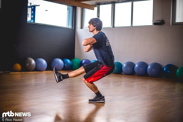 Ohne Gewicht geht's auch. Super für die Balance und zur Stabilisierung des Knies sind einbeinige Beugen … Ohne Gewicht geht's auch. Super für die Balance und zur Stabilisierung des Knies sind einbeinige Beugen …