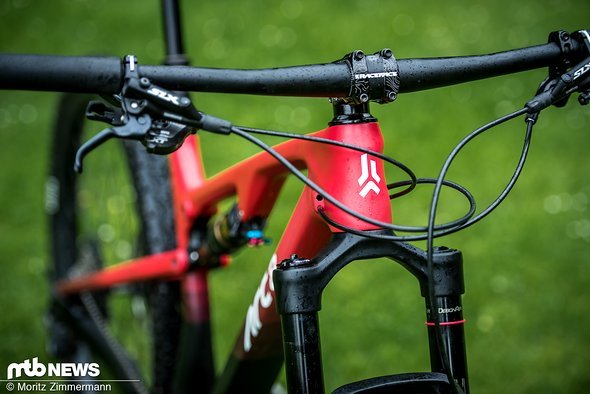 Knallig-bunt oder schlicht und schwarz? Bei Arc8 hat man die Wahl: Auf der Website kann man sich nicht nur zwischen verschiedenen Farben, sondern auch zwischen unterschiedlichen Grunddesigns und Finishes entscheiden. Knallig-bunt oder schlicht und schwarz? Bei Arc8 hat man die Wahl: Auf der Website kann man sich nicht nur zwischen verschiedenen Farben, sondern auch zwischen unterschiedlichen Grunddesigns und Finishes entscheiden.