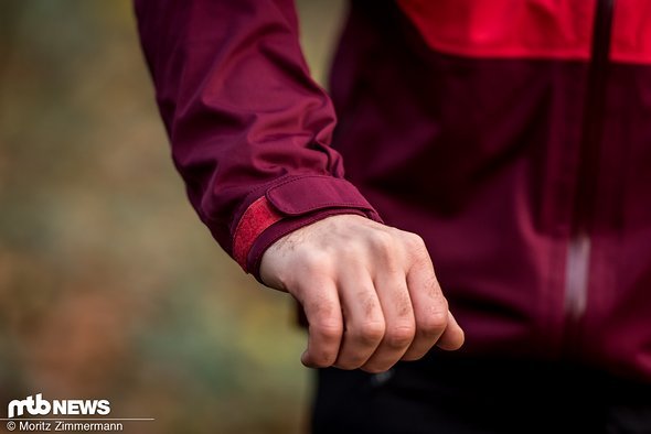 Über einen Velcro-Saum lassen sich die ausreichend lang geschnittenen Ärmel in der Weite anpassen Über einen Velcro-Saum lassen sich die ausreichend lang geschnittenen Ärmel in der Weite anpassen