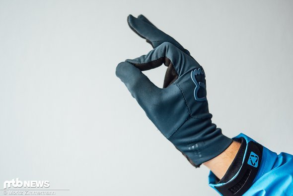 Die Fox Attack Water-Handschuhe sind aufgrund ihrer dünnen Bauweise eher für nicht allzu kühle, verregnete Herbsttage geeignet. Die Fox Attack Water-Handschuhe sind aufgrund ihrer dünnen Bauweise eher für nicht allzu kühle, verregnete Herbsttage geeignet.