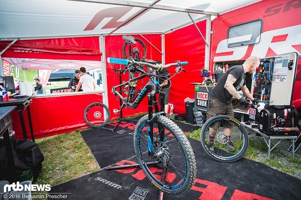 Tim Flooks und Carsten Wollenhaupt kümmern sich derweil um die Montage und perfekte Einstellung der neuen SRAM Eagle. Tim Flooks und Carsten Wollenhaupt kümmern sich derweil um die Montage und perfekte Einstellung der neuen SRAM Eagle.