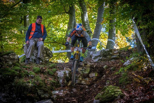 Wie auch Enduro-Legende Michal Prokop, der eine sehr direkte Linie fährt und in dieser Sektion keine Schwierigkeiten hat. Wie auch Enduro-Legende Michal Prokop, der eine sehr direkte Linie fährt und in dieser Sektion keine Schwierigkeiten hat.