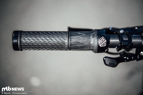 Da der Dämpfer bei der Fahrt nicht erreichbar ist, setzt Bold auf die neue RockShox Twistlock-Fernbedienung Da der Dämpfer bei der Fahrt nicht erreichbar ist, setzt Bold auf die neue RockShox Twistlock-Fernbedienung