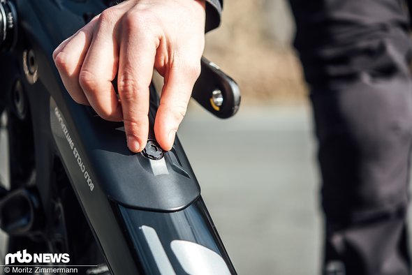 Um die Abdeckung zu entfernen, müssen zwei Schrauben per Hand gelöst werden Um die Abdeckung zu entfernen, müssen zwei Schrauben per Hand gelöst werden