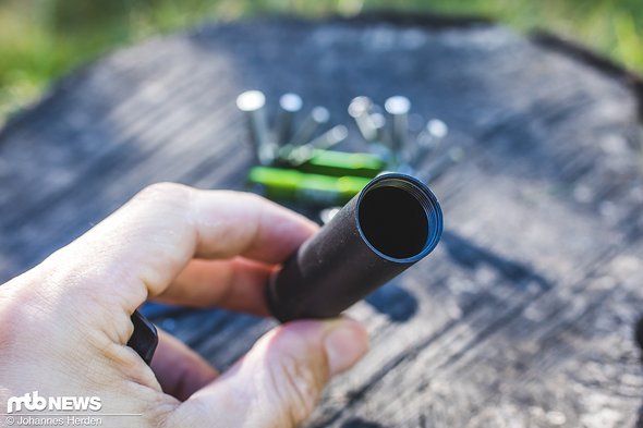 … das Röhrchen, in das problemlos einige Geldscheine, eine kleine Flickzeugausrüstung und mehr passt … das Röhrchen, in das problemlos einige Geldscheine, eine kleine Flickzeugausrüstung und mehr passt