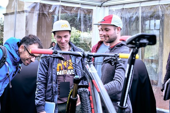 Fachsimpeln am Ausstellungsstück: Was kann der Pirelli Scorpion MTB-Reifen, das andere Wettbewerber nicht schon lange können? Fachsimpeln am Ausstellungsstück: Was kann der Pirelli Scorpion MTB-Reifen, das andere Wettbewerber nicht schon lange können?