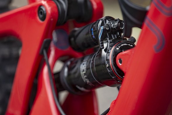 Der RockShox Super Deluxe-Dämpfer überzeugt mit einem extrem sensiblen Ansprechverhalten. Dank speziellem Tuning gilt das auch für leichte Fahrerinnen. Der RockShox Super Deluxe-Dämpfer überzeugt mit einem extrem sensiblen Ansprechverhalten. Dank speziellem Tuning gilt das auch für leichte Fahrerinnen.
