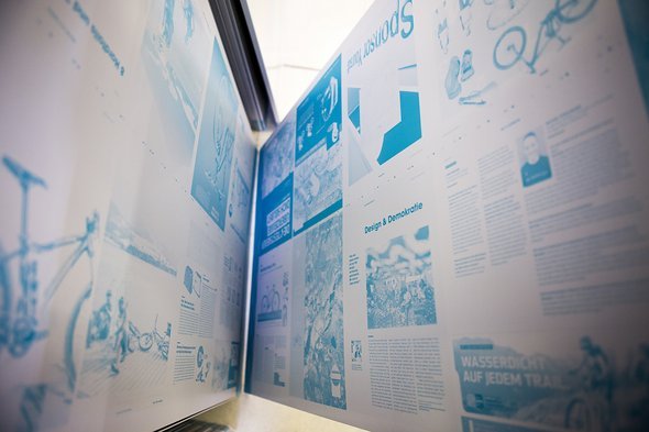 Die Druckplatten für den zweiten Druckbogen. „Design & Demokratie“ ist Hoshis Yoshidas Überschrift für seine erste Kolumne. Die Druckplatten für den zweiten Druckbogen. „Design & Demokratie“ ist Hoshis Yoshidas Überschrift für seine erste Kolumne.
