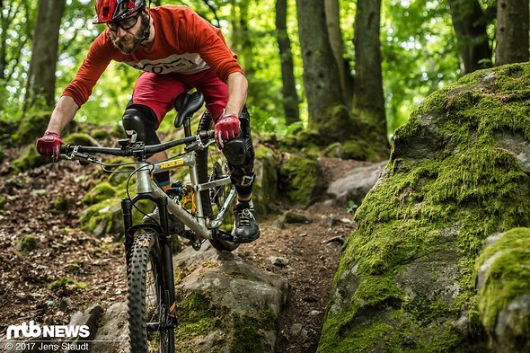 Steil ist geil? Der MRP Ribbon 29 scheint es jedenfalls nichts auszumachen. Unbeeindruckt steht sie angenehm hoch im Federweg. Steil ist geil? Der MRP Ribbon 29 scheint es jedenfalls nichts auszumachen. Unbeeindruckt steht sie angenehm hoch im Federweg.