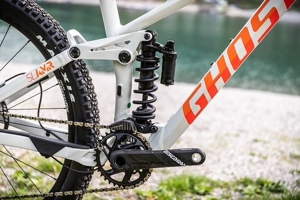 Ein Trail-Bike mit Stahlfederdämpfer? Ghost hat hier eine eigene Philosophie und stellt Performance über Gewicht Ein Trail-Bike mit Stahlfederdämpfer? Ghost hat hier eine eigene Philosophie und stellt Performance über Gewicht