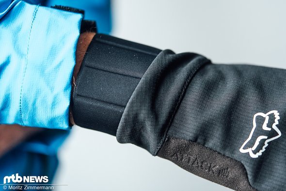 Der extralange Neopren-Bund schließt großzügig überlappend mit der Regenjacke ab und bietet der Kälte keine Angriffsfläche. Der extralange Neopren-Bund schließt großzügig überlappend mit der Regenjacke ab und bietet der Kälte keine Angriffsfläche.