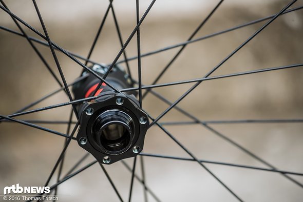 Da aus Gründen der Haltbarkeit trotzdem auf breite Industrielager gesetzt wurde, ließ sich aus bauraumtechnischen Gründe keine Centerlock-Aufnahme realisieren Da aus Gründen der Haltbarkeit trotzdem auf breite Industrielager gesetzt wurde, ließ sich aus bauraumtechnischen Gründe keine Centerlock-Aufnahme realisieren
