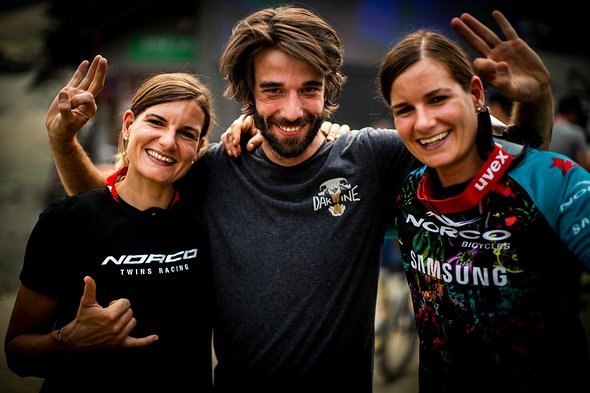 Danke Crankworx, wir hatten eine Hammerzeit! Dieses Mal mit dabei: unser Kollege Pascal als Mechaniker, der ist immer für dummes Gelaber und Trails rocken zu haben. Merci Krieger Arsch! Danke Crankworx, wir hatten eine Hammerzeit! Dieses Mal mit dabei: unser Kollege Pascal als Mechaniker, der ist immer für dummes Gelaber und Trails rocken zu haben. Merci Krieger Arsch!