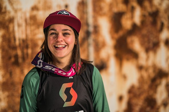 Marine Cabirou ist eine der schnellsten Damen der Downhill-Welt und hat schon diverse Podium-Platzierungen erreicht. Marine Cabirou ist eine der schnellsten Damen der Downhill-Welt und hat schon diverse Podium-Platzierungen erreicht.