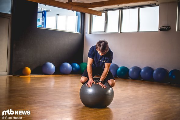Man sollte versuchen, den Körperschwerpunkt zentral über den Ball zu bugsieren Man sollte versuchen, den Körperschwerpunkt zentral über den Ball zu bugsieren