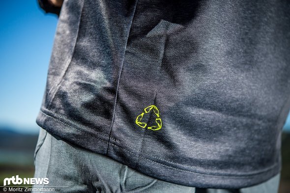Das Polyester-Material des Trikots wurde aus recycelten PET-Flaschen gewonnen Das Polyester-Material des Trikots wurde aus recycelten PET-Flaschen gewonnen