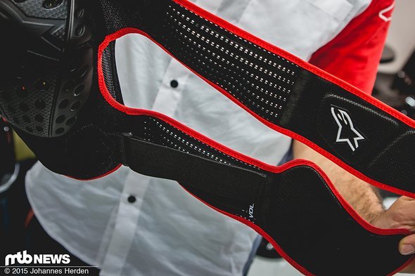 Die Straps sind ebenfalls sehr offen gehalten, um leicht zu bleiben und eine gute Belüftung zu gewährleisten Die Straps sind ebenfalls sehr offen gehalten, um leicht zu bleiben und eine gute Belüftung zu gewährleisten