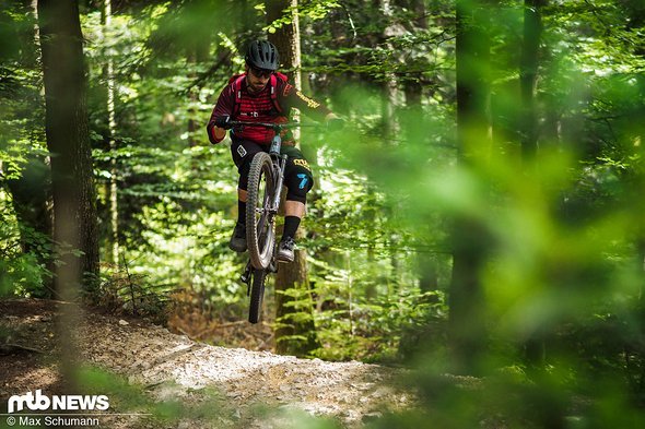 Wheelies, Bunny Hops und Aktionen, die Luft zwischen die Reifen und den Trail bringen, gelingen auf dem 5010 mit Leichtigkeit Wheelies, Bunny Hops und Aktionen, die Luft zwischen die Reifen und den Trail bringen, gelingen auf dem 5010 mit Leichtigkeit