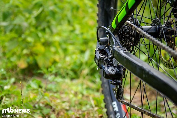 Geschaltet wird an unserem Cube Two15 29-Testbike mit der bekannten SRAM X01 DH-Schaltung mit sieben Gängen. Geschaltet wird an unserem Cube Two15 29-Testbike mit der bekannten SRAM X01 DH-Schaltung mit sieben Gängen.
