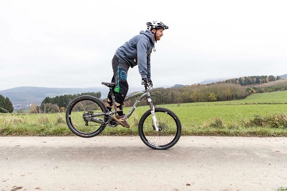 Explosiv nach oben abspringen, gerade am vorderen Fuß die Spannung halten (Fußspitze runter und gegen die Pedalfläche drücken). Explosiv nach oben abspringen, gerade am vorderen Fuß die Spannung halten (Fußspitze runter und gegen die Pedalfläche drücken).