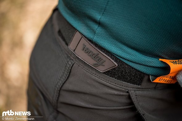Die externe Bundweitenverstellung funktioniert über Velcro-Streifen Die externe Bundweitenverstellung funktioniert über Velcro-Streifen