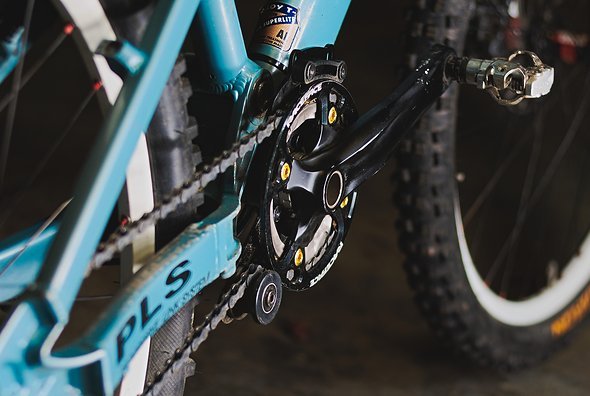 Shimano Kurbel, das original verbaute Innenlager und eine Kettenführung aus dem Bikemarkt Shimano Kurbel, das original verbaute Innenlager und eine Kettenführung aus dem Bikemarkt