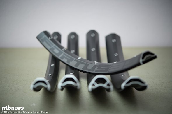 Die Hope Fortus-Laufräder sind mit vier verschiedenen Felgen, die eine Innenbreite von 23 mm bis 35 mm haben, erhältlich. Die Hope Fortus-Laufräder sind mit vier verschiedenen Felgen, die eine Innenbreite von 23 mm bis 35 mm haben, erhältlich.