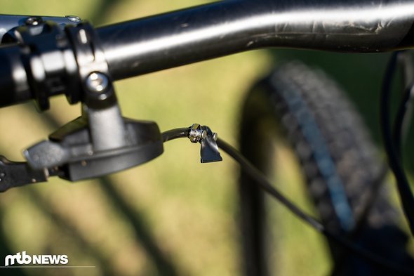 Ersatzmaterial ist beim Cape Epic entscheidend! Es muss alles an Bord sein, das Ersatzkettenschloss wird bei Bulls an der Leitung zum Lenkerlockout montiert. Ersatzmaterial ist beim Cape Epic entscheidend! Es muss alles an Bord sein, das Ersatzkettenschloss wird bei Bulls an der Leitung zum Lenkerlockout montiert.